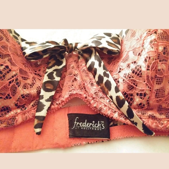 FREDERICK'S OF HOLLYWOOD PUSH-UP BRA - Picture 3 of 6